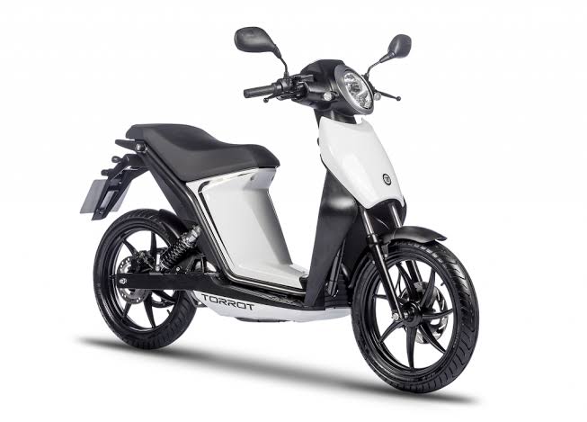 Torrot Muvi electric scooter rental in Patras